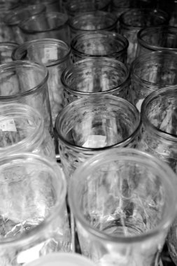 Satır cam vazo raf görüntülemek için