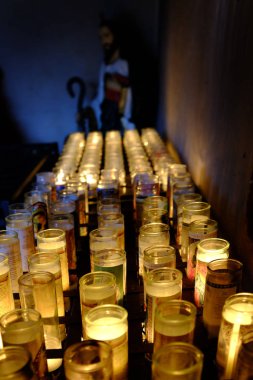 Karanlıkta parlayan mumlar cam kavanozlar