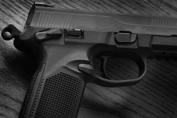 Pistola pistola Disparador de primer plano para disparar en defensa propia o Mili —  Fotos de Stock