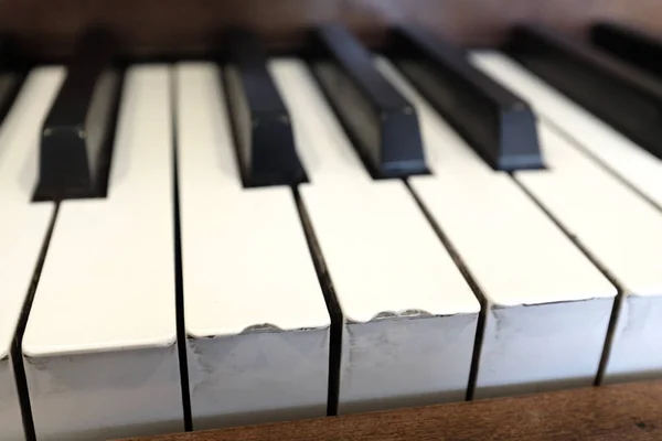Alte Klaviertasten Ebenholz Elfenbein schwarz weiß — Stockfoto