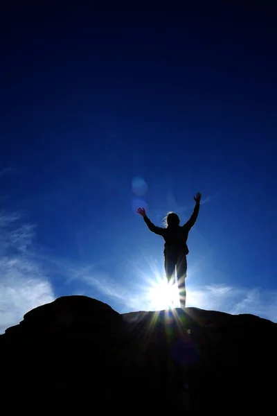 Sola Persona Triunfante Llegando a la Cumbre del Pico en la Montaña con S —  Fotos de Stock