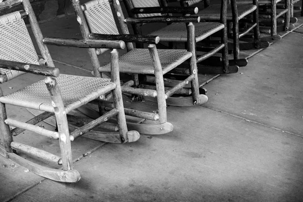 Muitas cadeiras de balanço na varanda de cimento — Fotografia de Stock