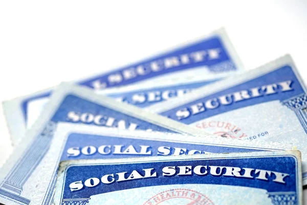 Kaarten van de sociale zekerheid in een rij-stapel voor pensioen — Stockfoto