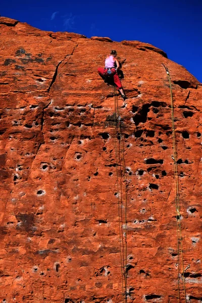 Rock Climbing op rode zandsteen voor Sport-Recreatie en plezier — Stockfoto