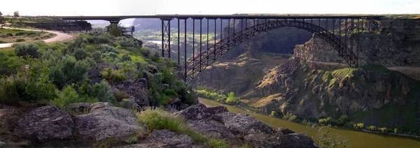 川と渓谷渓谷渓谷の橋 — ストック写真