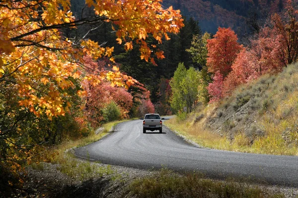 Camión conduciendo por la carretera del país en otoño Otoño —  Fotos de Stock