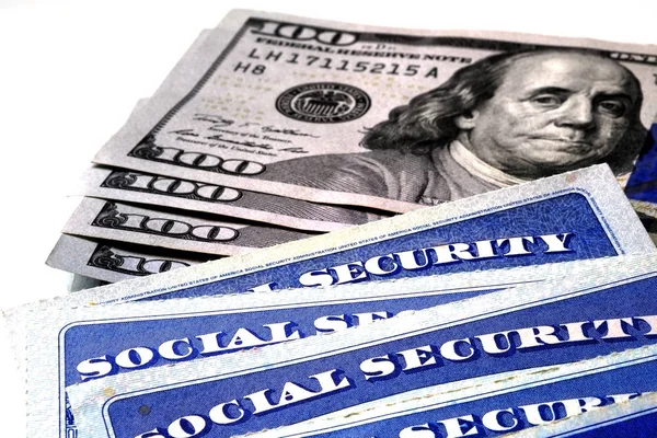 Kaarten van de sociale zekerheid in een rij-stapel voor pensioen — Stockfoto