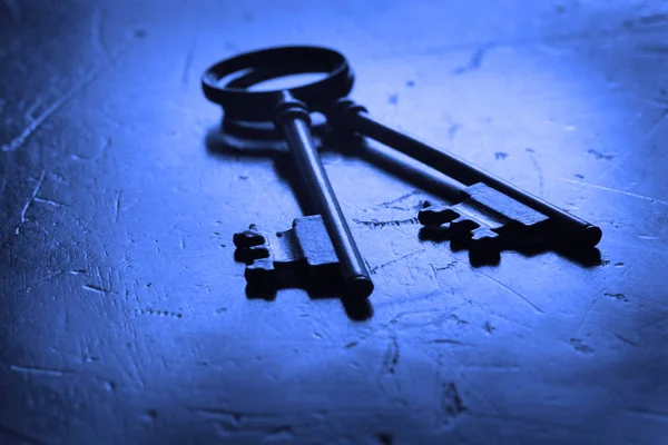 Keys on Wooden Surface to Unlock — Stock Photo, Image