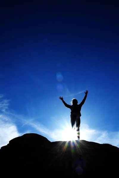 Single Person Triumphant Reaching Peak Summit on Mountain with S — Stock Photo, Image