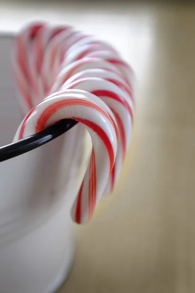 Balde de Candy Canes para os feriados — Fotografia de Stock