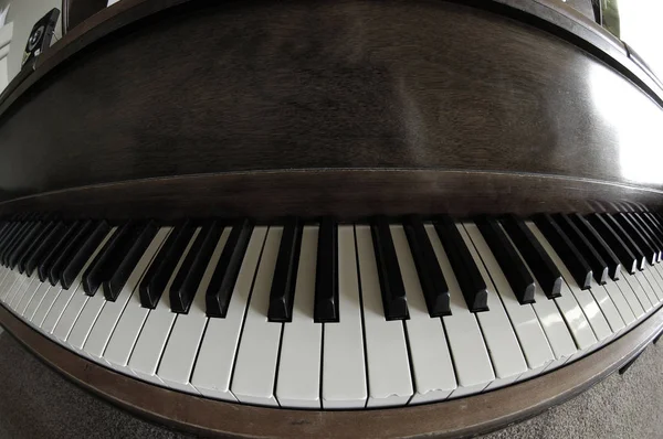 घर में पुराने विंटेज पियानो — स्टॉक फ़ोटो, इमेज