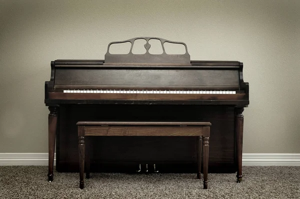 Oude Vintage Piano in huis — Stockfoto