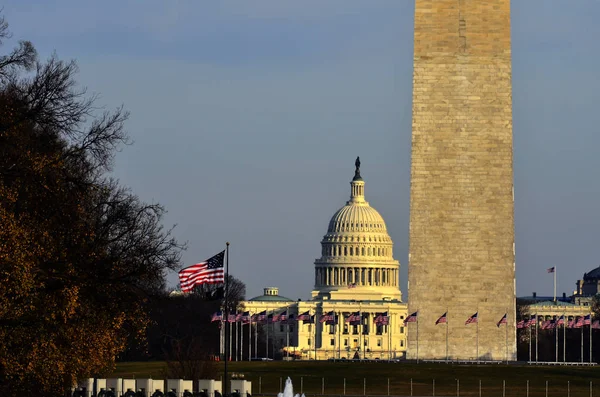 ワシントン記念塔とアメリカ議会議事堂 — ストック写真