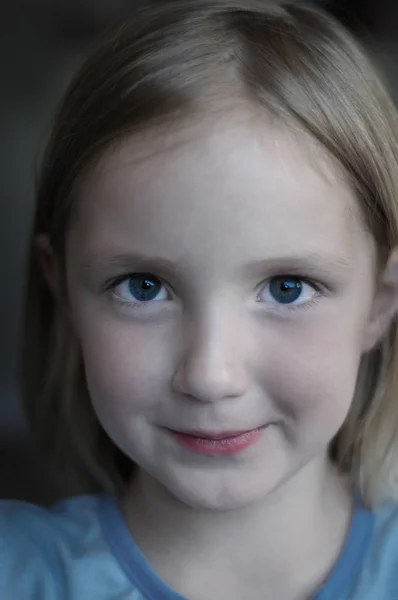 Retrato de menina sorrindo — Fotografia de Stock