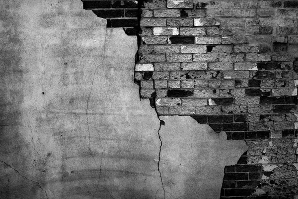 Gamla väggen med tegel och puts gips faller isär textur — Stockfoto