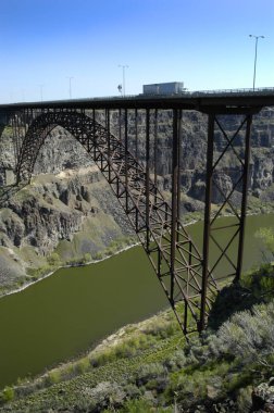 Üzerinde köprü Kanyon sürüş trafik büyük kamyon ulaşım