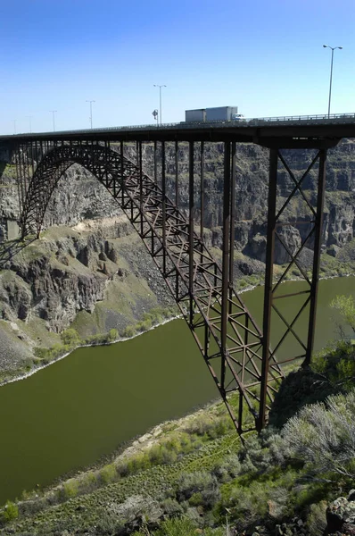 Verkeer grote vrachtwagens vervoer rijden Over Bridge Canyon — Stockfoto