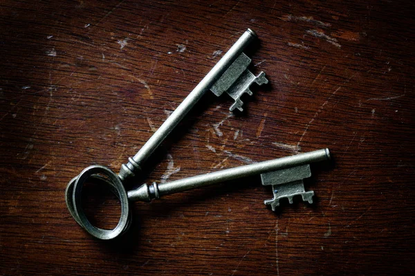 Keys on Wooden Surface to Unlock — Stock Photo, Image