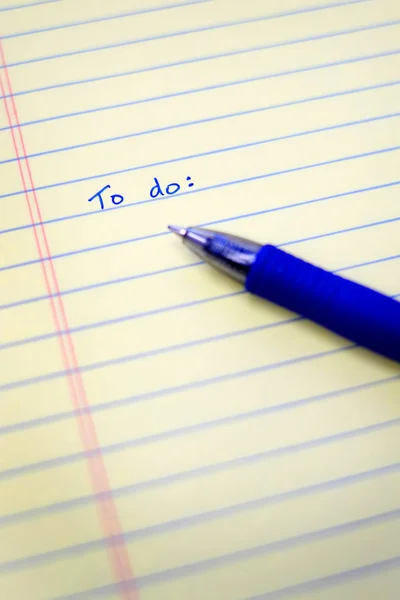 Aby wyświetlić listę na Notebook papier i długopis — Zdjęcie stockowe