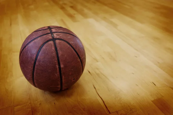 Basket su Ball Court per la concorrenza e lo sport — Foto Stock