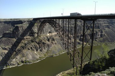 Üzerinde köprü Kanyon sürüş trafik büyük kamyon ulaşım