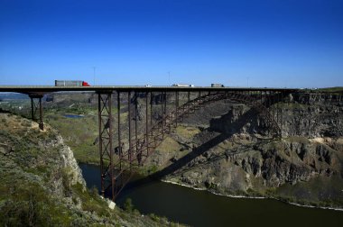 Üzerinde köprü Kanyon sürüş trafik büyük kamyon ulaşım