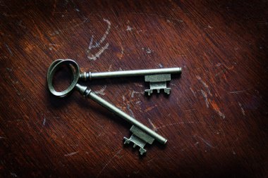 Ahşap yüzeyde kilidini açmak için tuşları