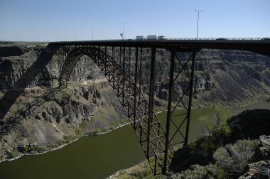 Üzerinde köprü Kanyon sürüş trafik büyük kamyon ulaşım
