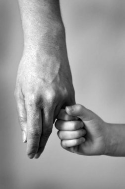 Yetişkin bir çocuk aile aşk elini tutarak