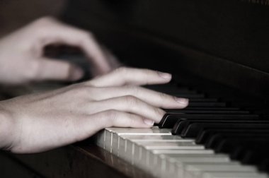 Piyano müziği performansı elle oynama