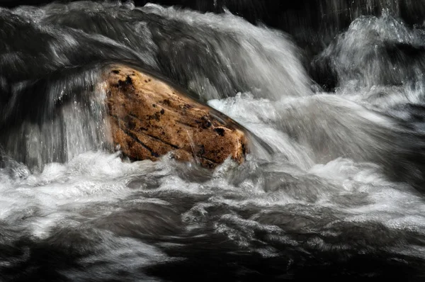 Voda v potoce proud tekoucí přes skály plynulý pohyb — Stock fotografie