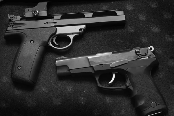 Dwa pistolety pistolety do samoobrony lub wojskowych — Zdjęcie stockowe