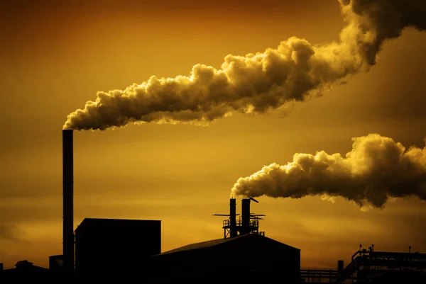 Znečištění a kouř z komínů továrny nebo elektrárny — Stock fotografie