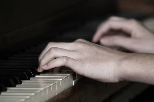 Tocando la interpretación de música de piano con las manos — Foto de Stock