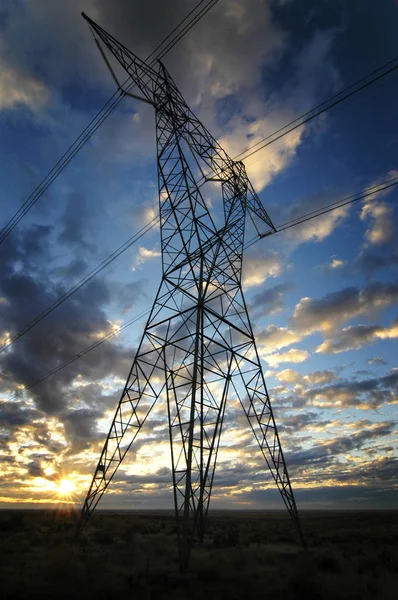 Líneas de alimentación para torres metálicas de electricidad y puesta del sol — Foto de Stock