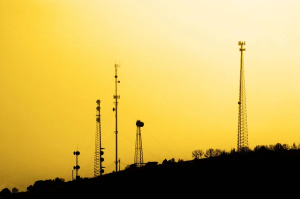 Torres de Rádio para Transmissão Sinais de Trasnmit TV Celular — Fotografia de Stock