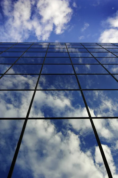 Glasgebäude für geschäftliche Reflexion von blauem Himmel und Wolken — Stockfoto