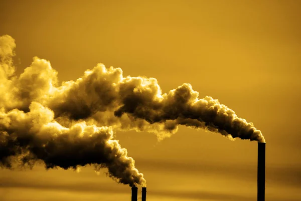 Poluição e fumo das chaminés da fábrica ou da central eléctrica — Fotografia de Stock