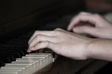 Piyano müziği performansı elle oynama