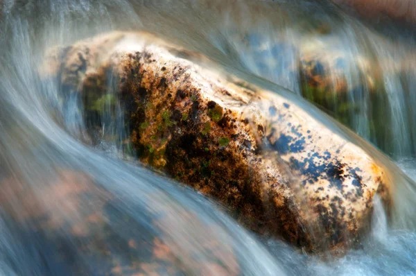 Voda v potoce proud tekoucí přes skály plynulý pohyb — Stock fotografie