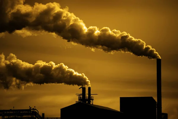 Znečištění a kouř z komínů továrny nebo elektrárny — Stock fotografie