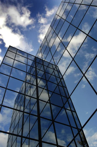 Glasbyggnad för Business speglar blå himmel och moln — Stockfoto