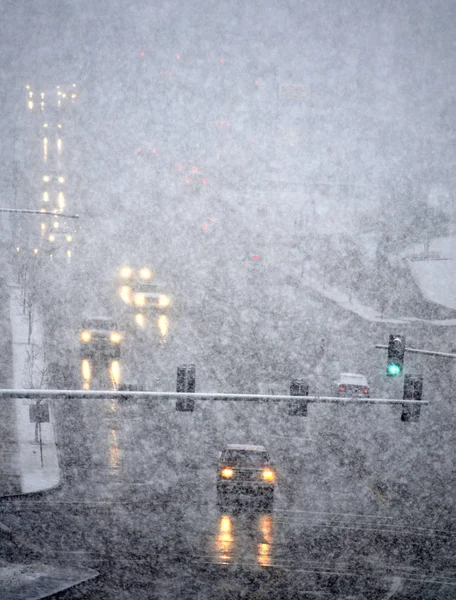 Conduite en hiver Tempête avec Blizzard neige — Photo