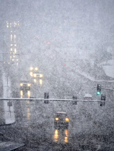 Condução na tempestade de inverno com a neve da nevasca — Fotografia de Stock