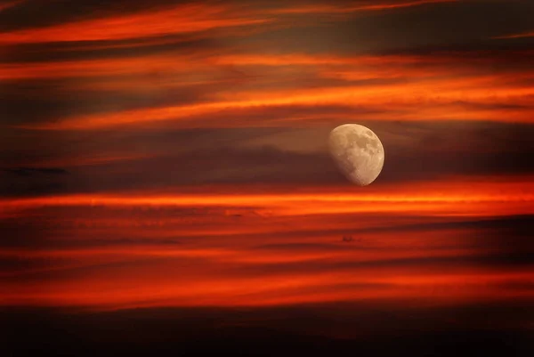 Luna en cielo naranja al atardecer — Foto de Stock