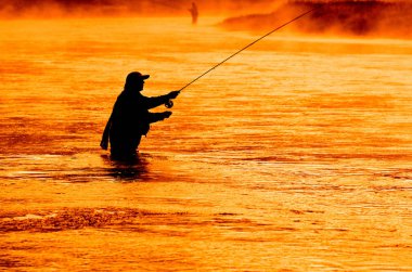 Sabah Misty nehirdeki adam Flyfishing balıkçılık