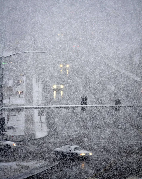 Körning i vinter Storm med Blizzard snö — Stockfoto