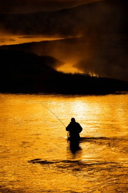 Adam Flyfishing nehir silüeti