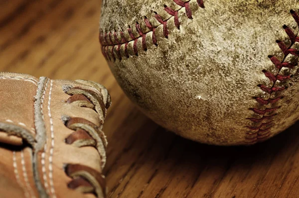 Honkbal mitt en bal — Stockfoto
