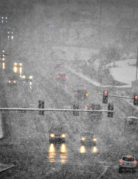 Conducir en tormenta de invierno con nieve de Blizzard — Foto de Stock